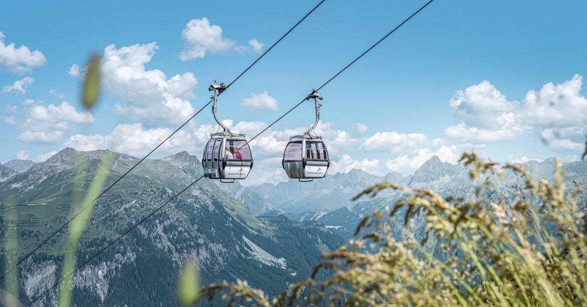 Die Gondel der Versettla Bahn schwebt im Sommer hoch auf den Berg in der Silvretta Montafon | © Silvretta Montafon - Patrick Säly