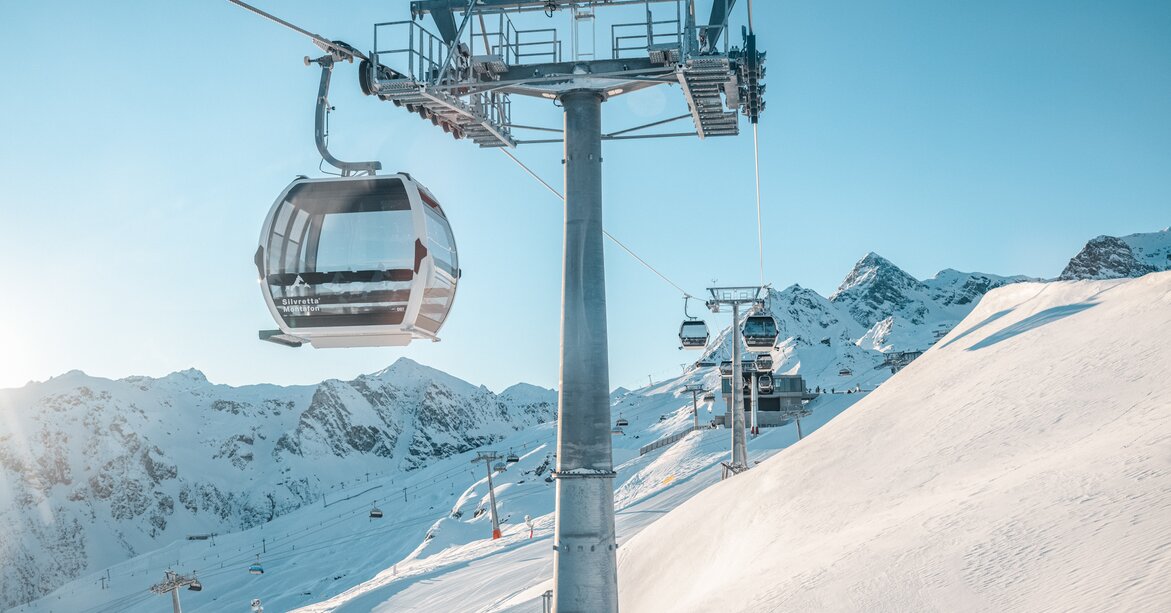 Eine Bahn schwebt auf den Berg hoch in wunderschöner Winterlandschaft in der Silvretta Montafon | © Silvretta Montafon - Mathäus Gartner