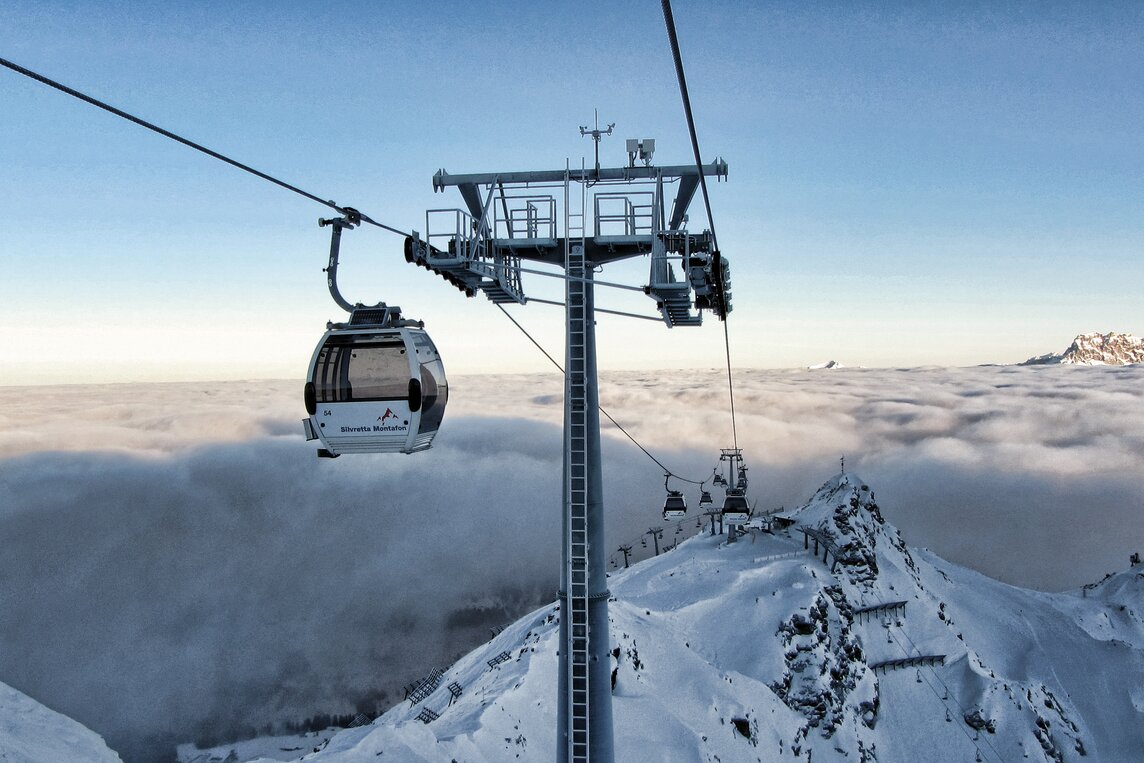 Eine Bahn schwebt auf den Berg hoch in wunderschöner Winterlandschaft in der Silvretta Montafon | © Silvretta Montafon