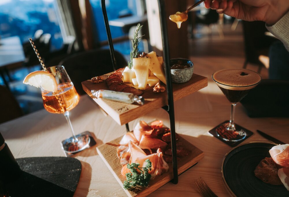 Eine Holzetagere mit Käse und Wurst beim Frühstück in der Hanglage | © Silvretta Montafon - Wanderlust Allgäu