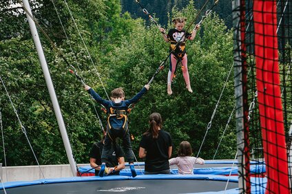 Kinder spingen in der Jump & Ride Area im Silvretta Park Montafon | © Silvretta Montafon - Vanessa Strauch