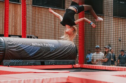 Kidn spingt auf dem großen Trampolin und macht einen Salto in der Jump Area im Silvretta Park Montafon | © Silvretta Montafon - Vanessa Strauch