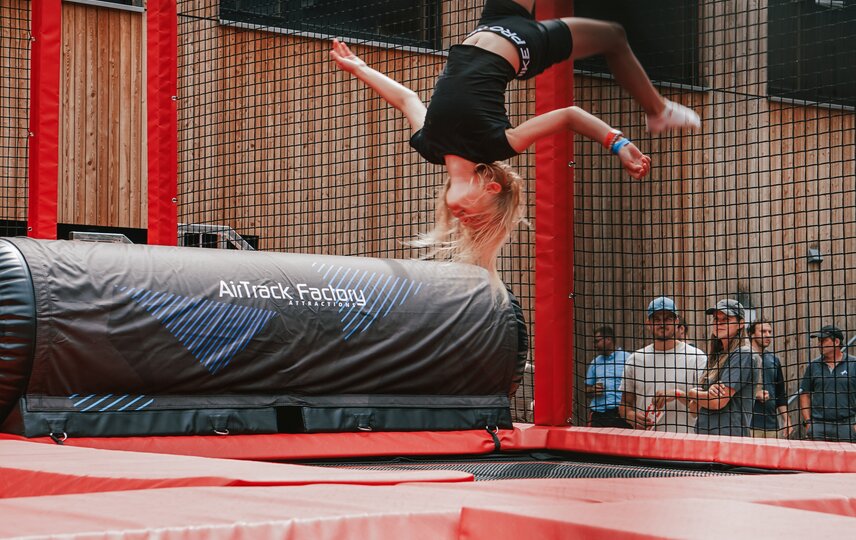 Kidn spingt auf dem großen Trampolin und macht einen Salto in der Jump Area im Silvretta Park Montafon | © Silvretta Montafon - Vanessa Strauch