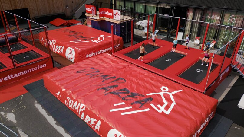 Die Jump Area im Silvretta Park Montafon von oben mit Bungee Trampoline, Airbags, großen Trampolinen und vielem mehr | © Silvretta Montafon - Niklas Kirchler