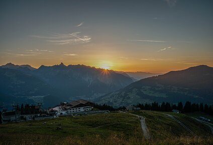 Ein Restaurant mit untergehender Sonne im Hintergund in der Silvretta Montafon. | ©  Silvretta Montafon - Vanessa Strauch