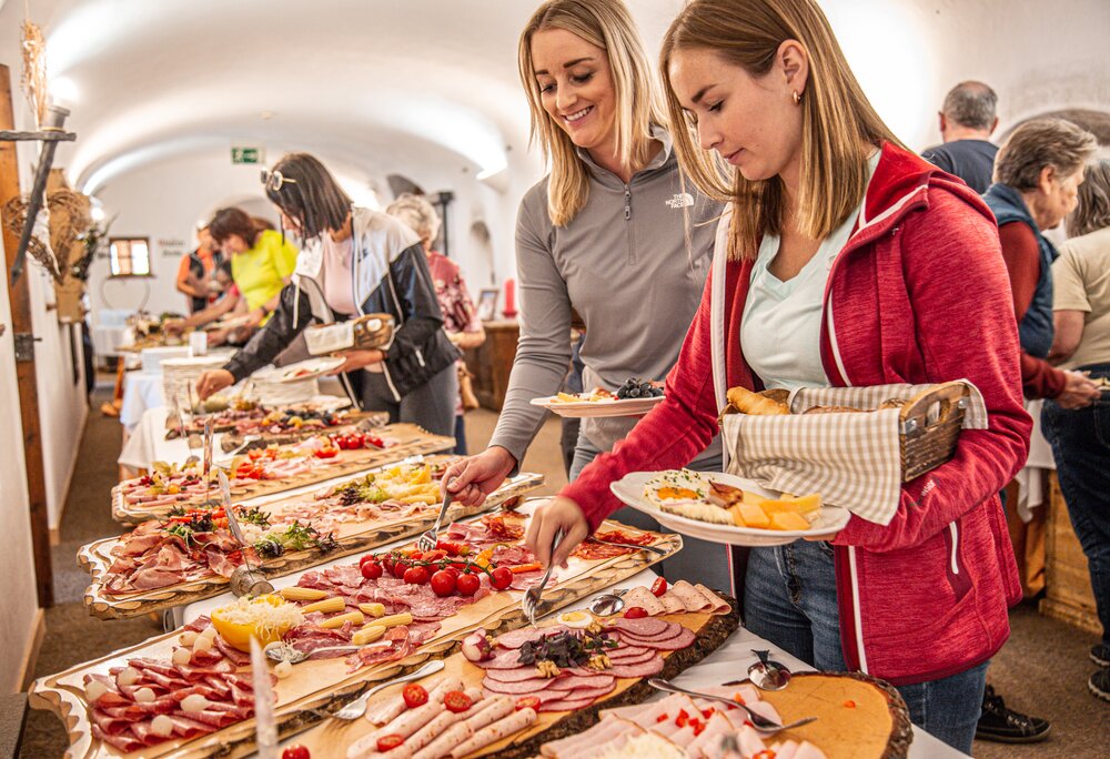 Zwei Frauen bedienen sich am Frühstücksbuffet in der Nova Stoba in der Silvretta Montafon. | © Silvretta Montafon - Vanessa Strauch