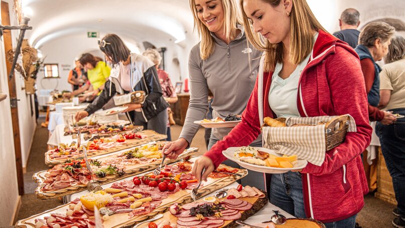 Zwei Frauen bedienen sich am Frühstücksbuffet in der Nova Stoba in der Silvretta Montafon. | © Silvretta Montafon - Vanessa Strauch