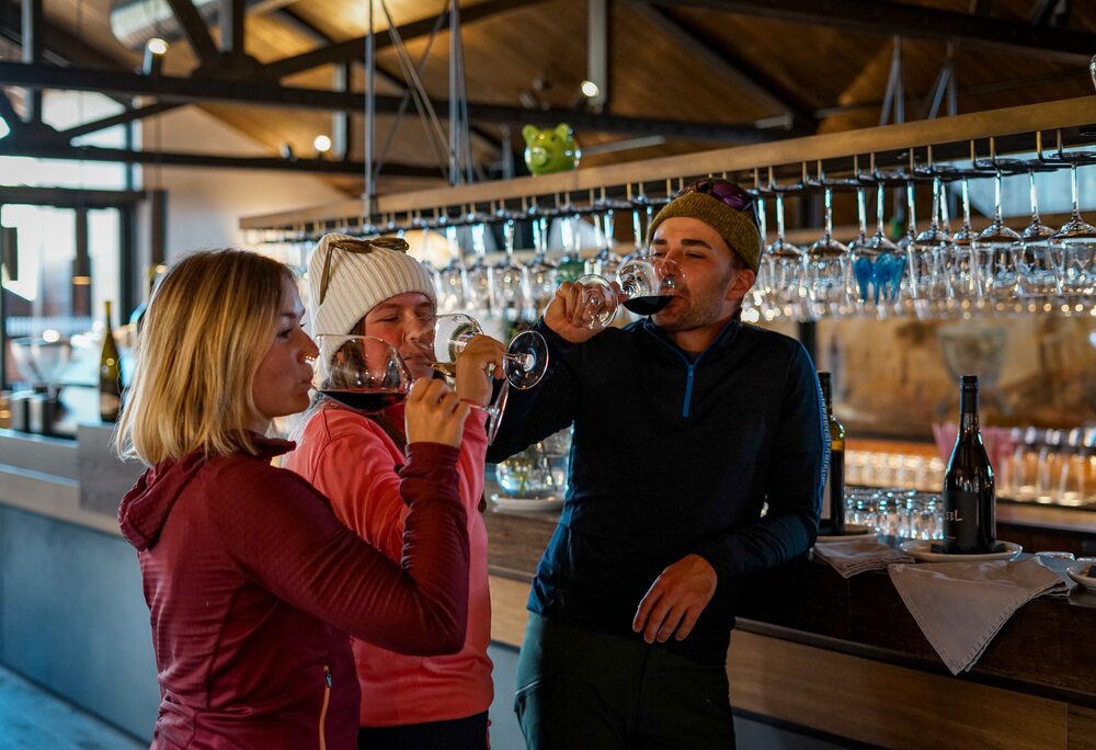Eine Gruppe von Personen in einer Weinstube bei der Verköstigung eines Weines. | © Silvretta Montafon - Vanessa Strauch