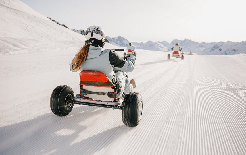 Eine Person fährt auf einem Mountaincart auf einer Skipiste. | © Silvretta Montafon - Niklas Kirchler