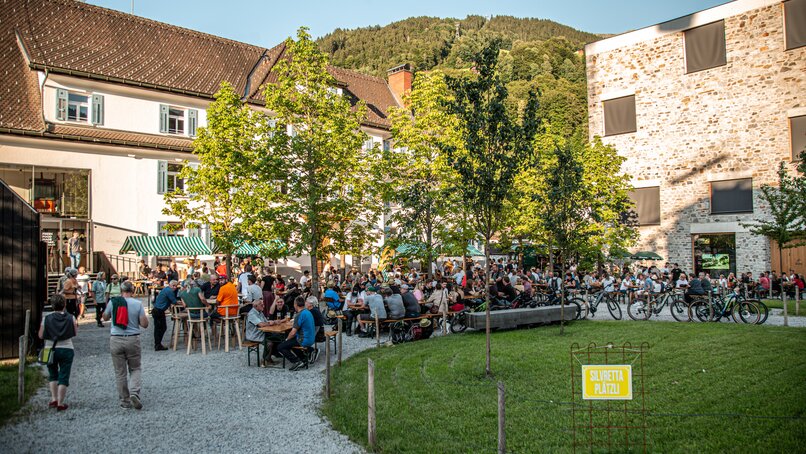 Viele Menschen im Biergarten vor dem Josefsheim in der Silvretta Montafon. | © Silvretta Montafon - Frederike Weber