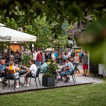 Viele Menschen im Biergarten vor dem Josefsheim in der Silvretta Montafon. | © Silvretta Montafon - Frederike Weber