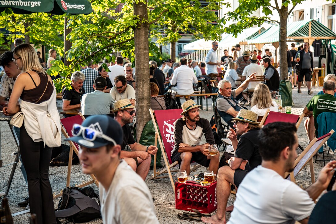 Biergarten mit vielen Menschen in der Silvretta Montafon. | © Silvretta Montafon - Frederike Weber