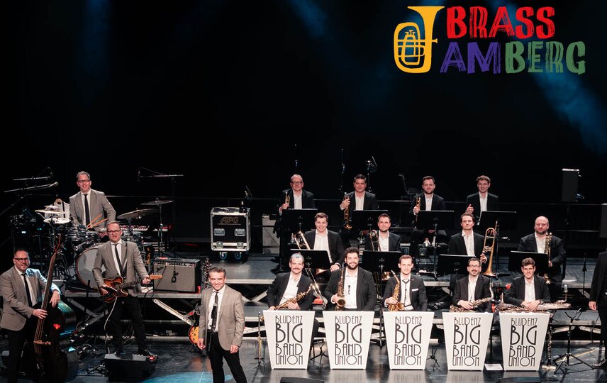 Foto von Bludenz Big Band Union bei einem Auftritt auf einer großen Bühne. | © Silvretta Montafon - Bludenz Big Band Union