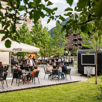 Eine gefüllte Terrasse im Sommer in der Silvretta Montafon. | © Silvretta Montafon - Friederike Weber