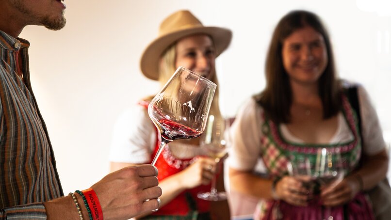 Eine Person schwenkt den Rotwein bei dem Weinfest in der Silvretta Montafon  | © Silvretta Montafon 