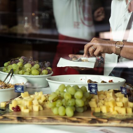 Eine Person schöpft sich Appetizers beim Weinfest 2021 in der Silvretta Montafon  | © Silvretta Montafon 
