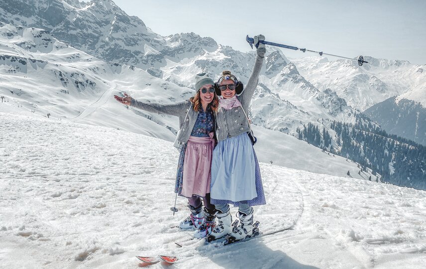 Zwei Mädels im Dirndl beim Skifahreb im Skigebiet Silvretta Montafon. | © Silvretta Montafon