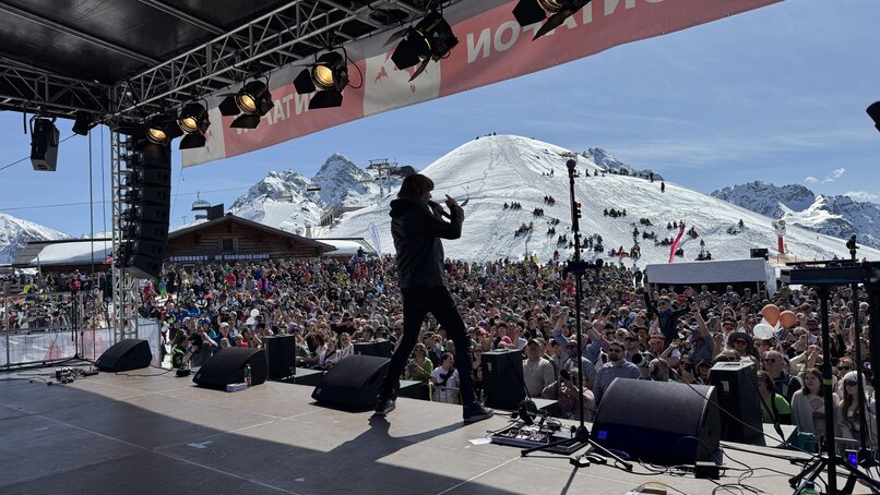 Mickie Krause auf der Bühne vor einem großen Publikum im Skigebiet Silvretta Montafon. | © Silvretta Montafon - Vanessa Strauch