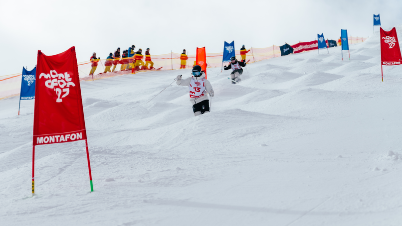 zwei Wettkämpfer der FIS WM 2027 Silvretta Montafon fahren auf Buckelpist um den Sieg | © Silvretta Montafon - Marie-Christin Schilcher