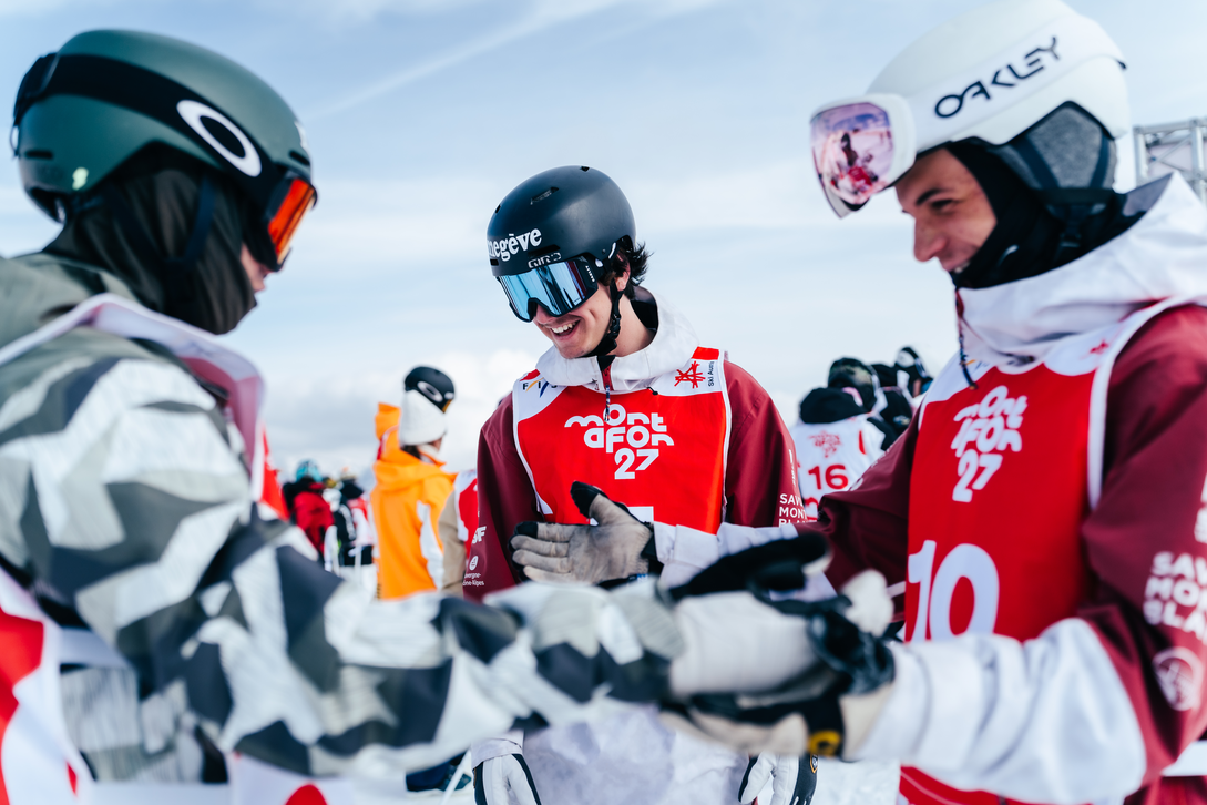 3 Weltmeisterschaftsteilnehmer Snowboarder die lachend miteinander Zeit verbringen bei der Weltmeisterschaft in der Silvretta Montafon | © Silvretta Montafon - Marie-Christin Schilcher