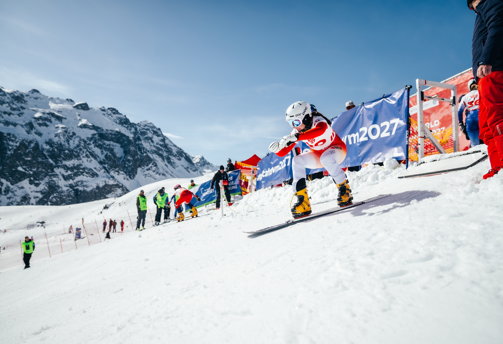 zwei Parallel Slalom Snowboarder der FIS WM 2027 Silvretta Montafon direkt nach dem Rennstart | © Silvretta Montafon - Marie-Christin Schilcher