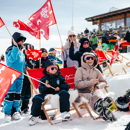 Fans der FIS WM 2027 Silvretta Montafon schwenken Fahnen der WM und haben Spaß | © Silvretta Montafon - Marie-Christin Schilcher