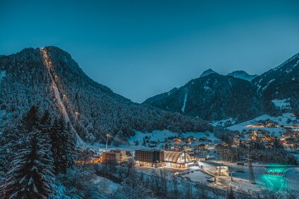 Die Valisera Bahn erleuchtet bei Nacht mit schneebdeckten Bäumen und Bergspitzen | © Silvretta Montafon - Mathäus Gartner