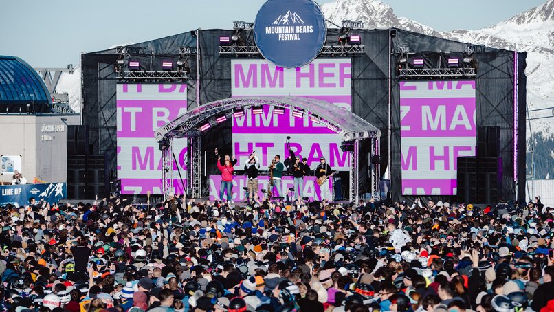 Musiker TREAM in Lederhosen auf einer großen Bühne beim Mountain Beats Festival - Silvretta Montafon | © Silvretta Montafon - goodguypaez