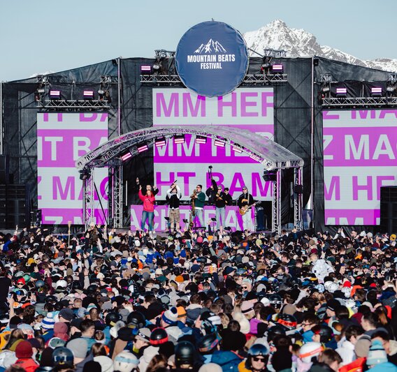 Musiker TREAM in Lederhosen auf einer großen Bühne beim Mountain Beats Festival - Silvretta Montafon | © Silvretta Montafon - goodguypaez