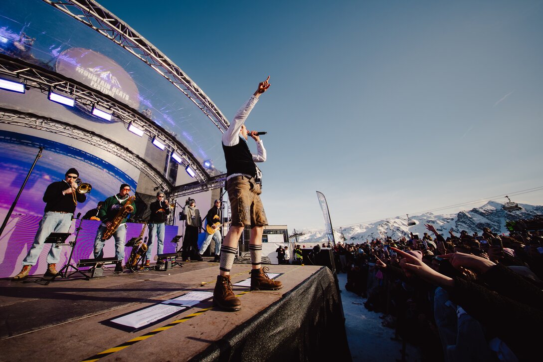 Musiker TREAM in Lederhosen auf einer großen Bühne beim Mountain Beats Festival - Silvretta Montafon | © Silvretta Montafon - goodguypaez