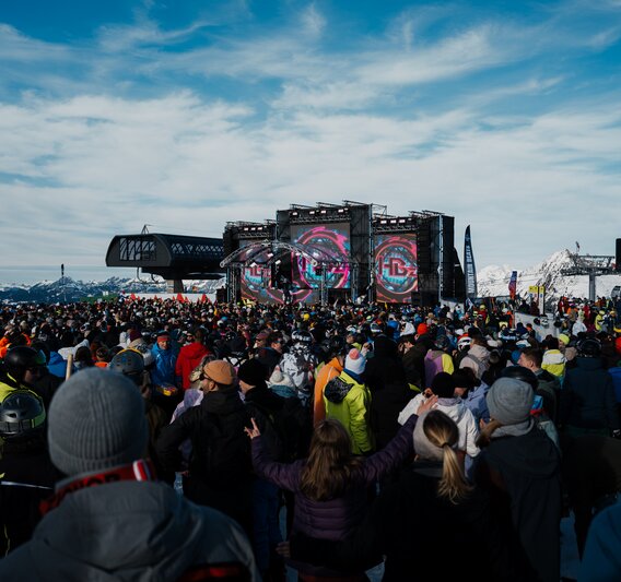 Bühne mit Crowd beim Mountain Beats Festival in der Silvretta Montafon. | © Silvretta Montafon - GOODGUYPAEZ