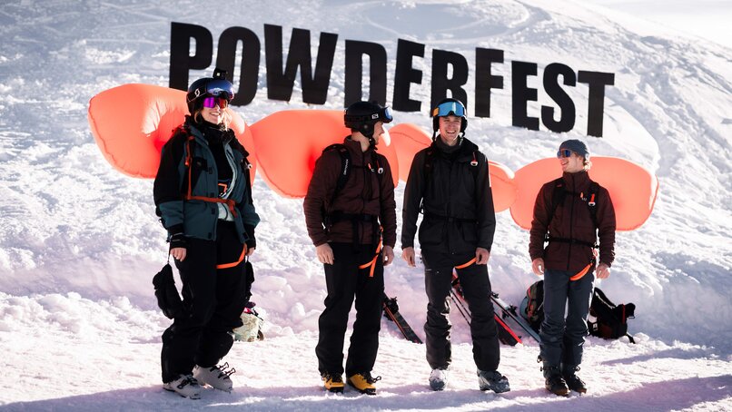 Eone Gruppe von Freeridern:innen beim Powderfest mit geöffnetem Lawinenairbag. | © Silvretta Montafon - Max Draeger