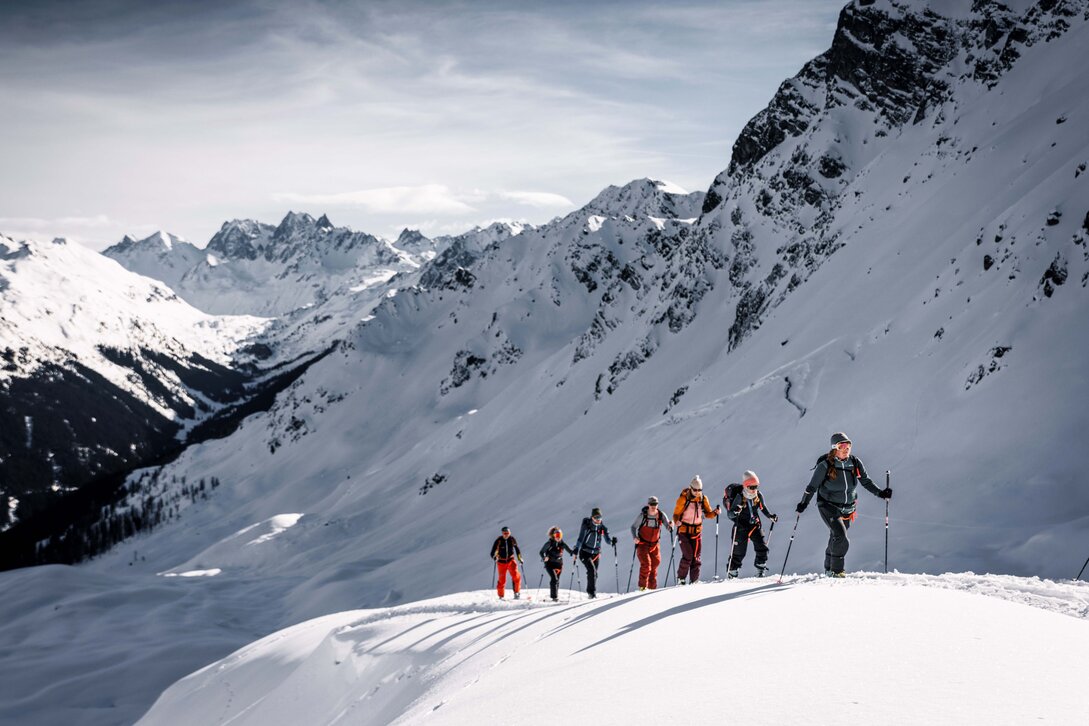 Eine Gruppe von Freeridern:innen beim Aufstieg im Gelände der Silvretta Montafon. | © Silvretta Montafon - Max Draeger