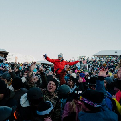 Festival im Skigebiet mit vielen feiernden Menschen. | © Silvretta Montafon - by GOODGUYPAEZ