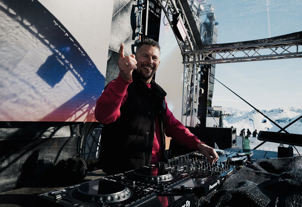 Sebastian Bronk auf der Bühne beim Mountain Beats Festival in der Silvretta Montafon | © Silvretta Montafon - GOODGUYPAEZ