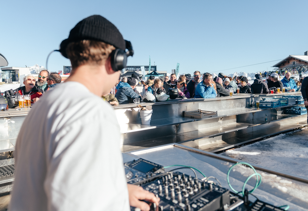 Ein DJ spielt in der Bella Nova währenddessen die Skifahrer ein Getränk genießen | © Silvretta Montafon - Marie Schilcher