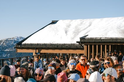Eine gefüllte Terrasse im Skigebiet Silvretta Montafon bei Kaiserwetter. | © Silvretta Montafon - Vanessa Strauch