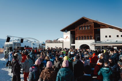 Tanzende und feiernde Menschen beim Uniskitag in der Silvretta Montafon | © Silvretta Montafon - GOODGUYPAEZ