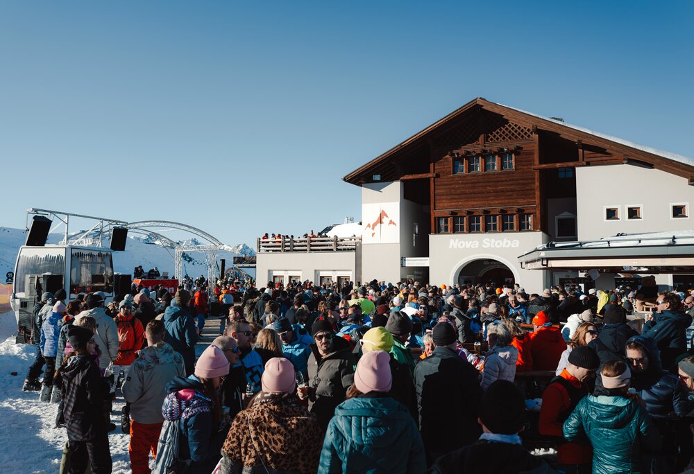 Tanzende und feiernde Menschen beim Uniskitag in der Silvretta Montafon | © Silvretta Montafon - GOODGUYPAEZ