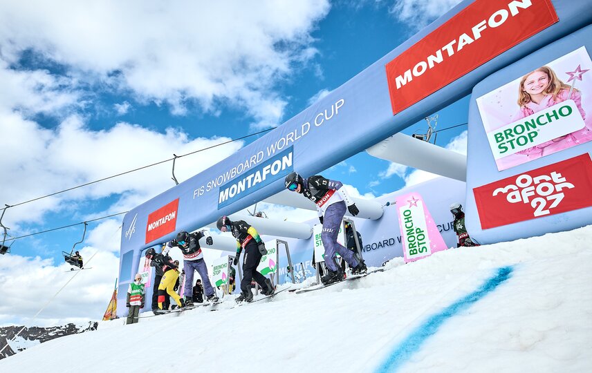 Vier Snowboard Cross Fahrer starten das Rennen. | © Silvretta Montafon - Marie Schilcher