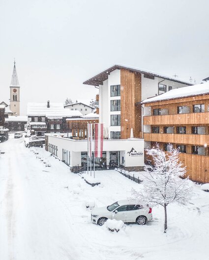 Aussenansicht Sporthotel Silvretta Montafon und verschneite Landschaft in Gaschurn. | © Silvretta Montafon - blateral
