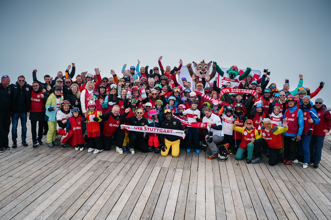 Die Fans vom VfB Stuttgart, die Legenden und Maskottchen beim Gruppenfoto vom VfB Skitag in der Silvretta Montafon | © VfB Stuttgart - Silvretta Montafon