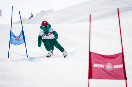 Das Krokodil Maskottchen vom VfB Stuttgart beim Skirennen beim VfB Skitag in der Silvretta Montafon | © VfB Stuttgart - Silvretta Montafon
