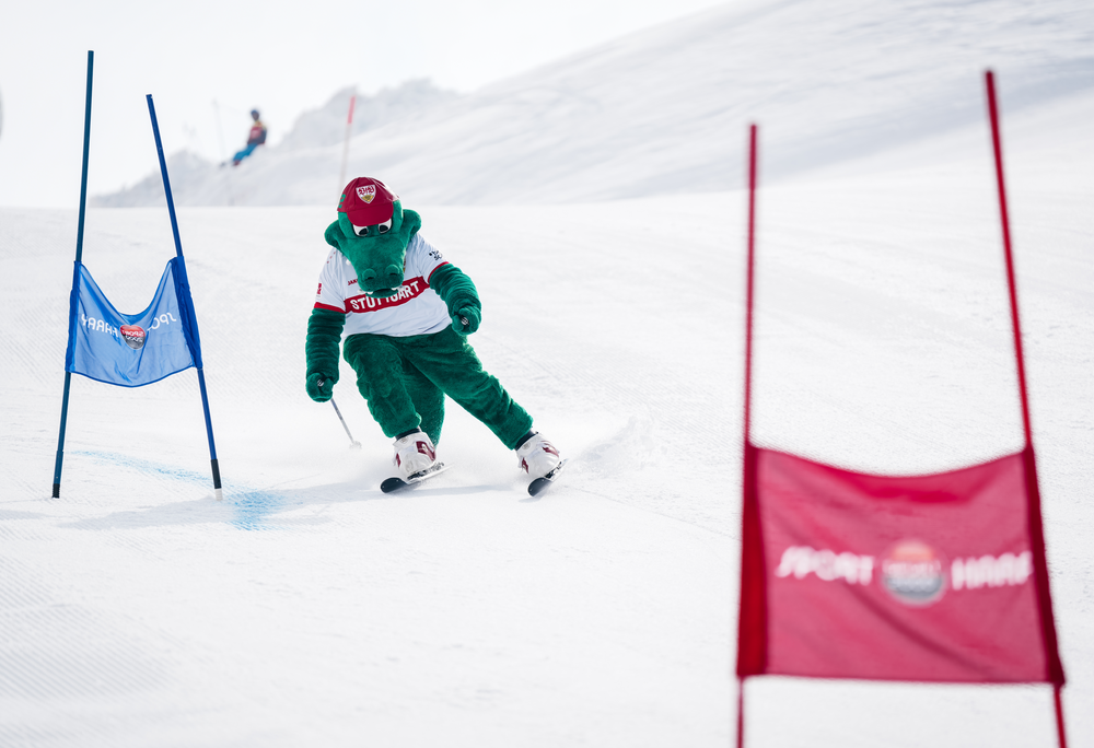 Das Krokodil Maskottchen vom VfB Stuttgart beim Skirennen beim VfB Skitag in der Silvretta Montafon | © VfB Stuttgart - Silvretta Montafon