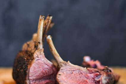 Eine Keule vom Montafoner Steinschaf mit Pfefferkerner auf einem Holzbrett | © Silvretta Montafon - Anna Wittwer