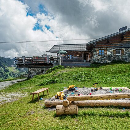 Ein Sandkasten mi Spielzeug vor dem Valisera Hüsli in der Silvretta Montafon | © Silvretta Montafon - Vanessa Strauch
