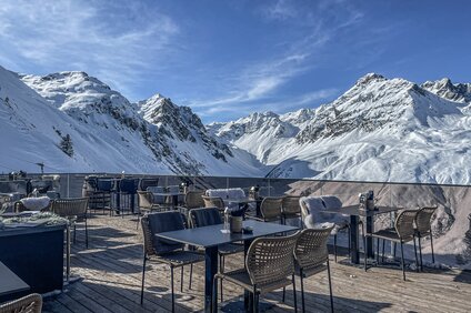 Die Vinnova Terrasse bei Sonnenschein und blauem Himmel in der Silvretta Montafon.  | © Silvretta Montafon - Vanessa Strauch