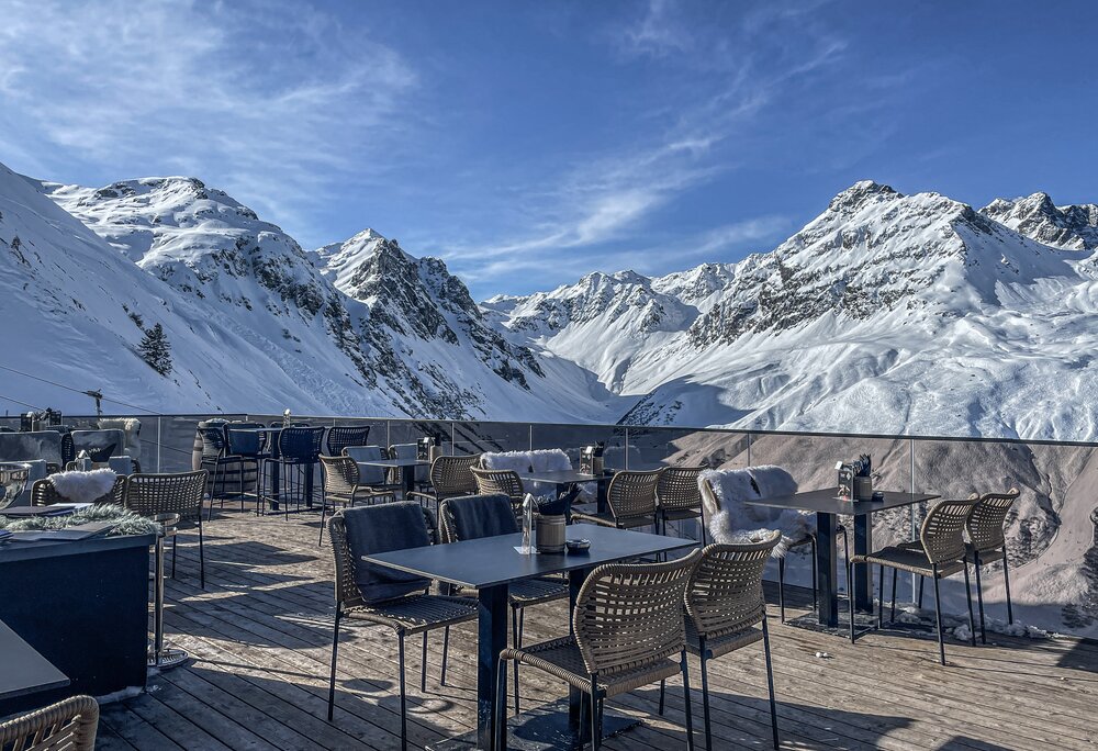 Die Vinnova Terrasse bei Sonnenschein und blauem Himmel in der Silvretta Montafon.  | © Silvretta Montafon - Vanessa Strauch
