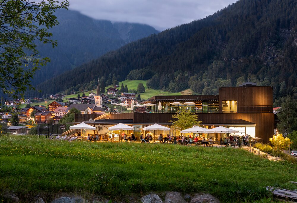 Die alte Talstation beleuchtet im Sommer mit Gästen auf der Terrasse | © Silvretta Montafon - Stefan Kothner