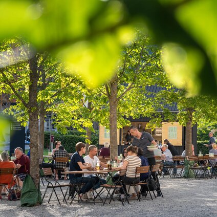 Die Josefsheim Terrasse mit vielen Gästen im Sommer. | © Silvretta Montafon - b.lateral